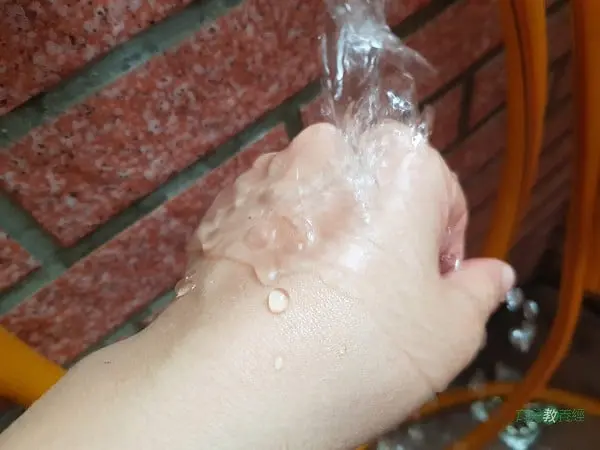 Fayd 噴霧OK繃實測防水性測試