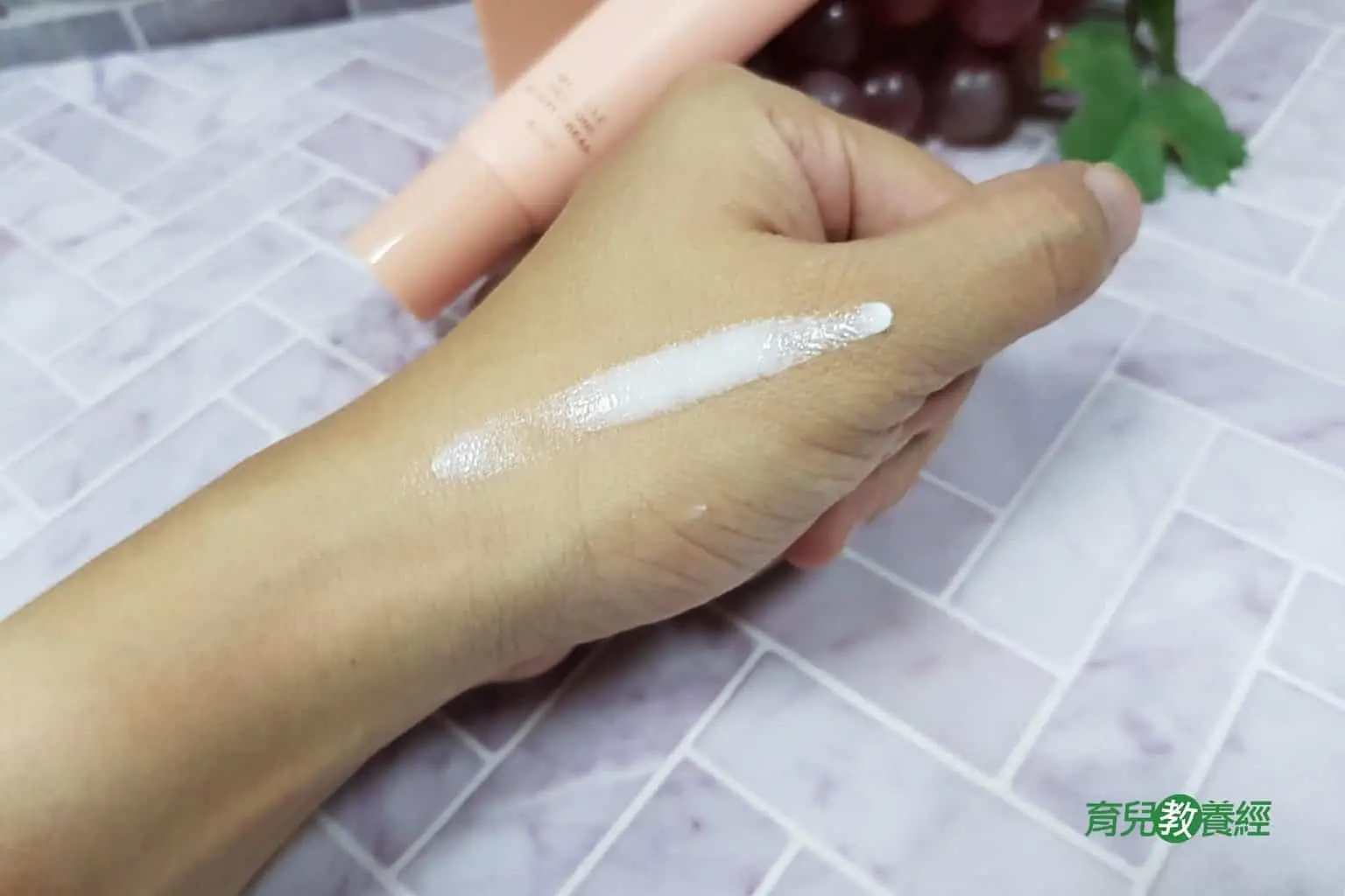 逆時奇蹟精華乳霜抹在手上