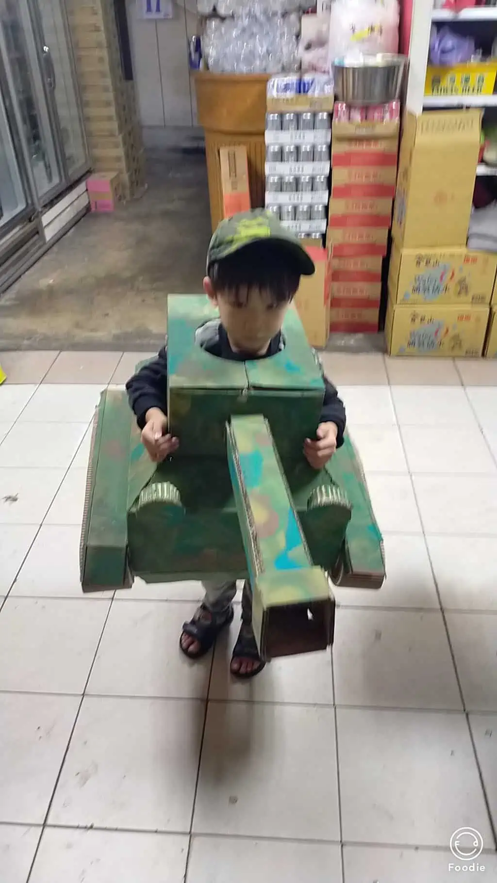 用紙箱做的迷彩戰車，小男生一定愛極了! (萬聖節裝扮)