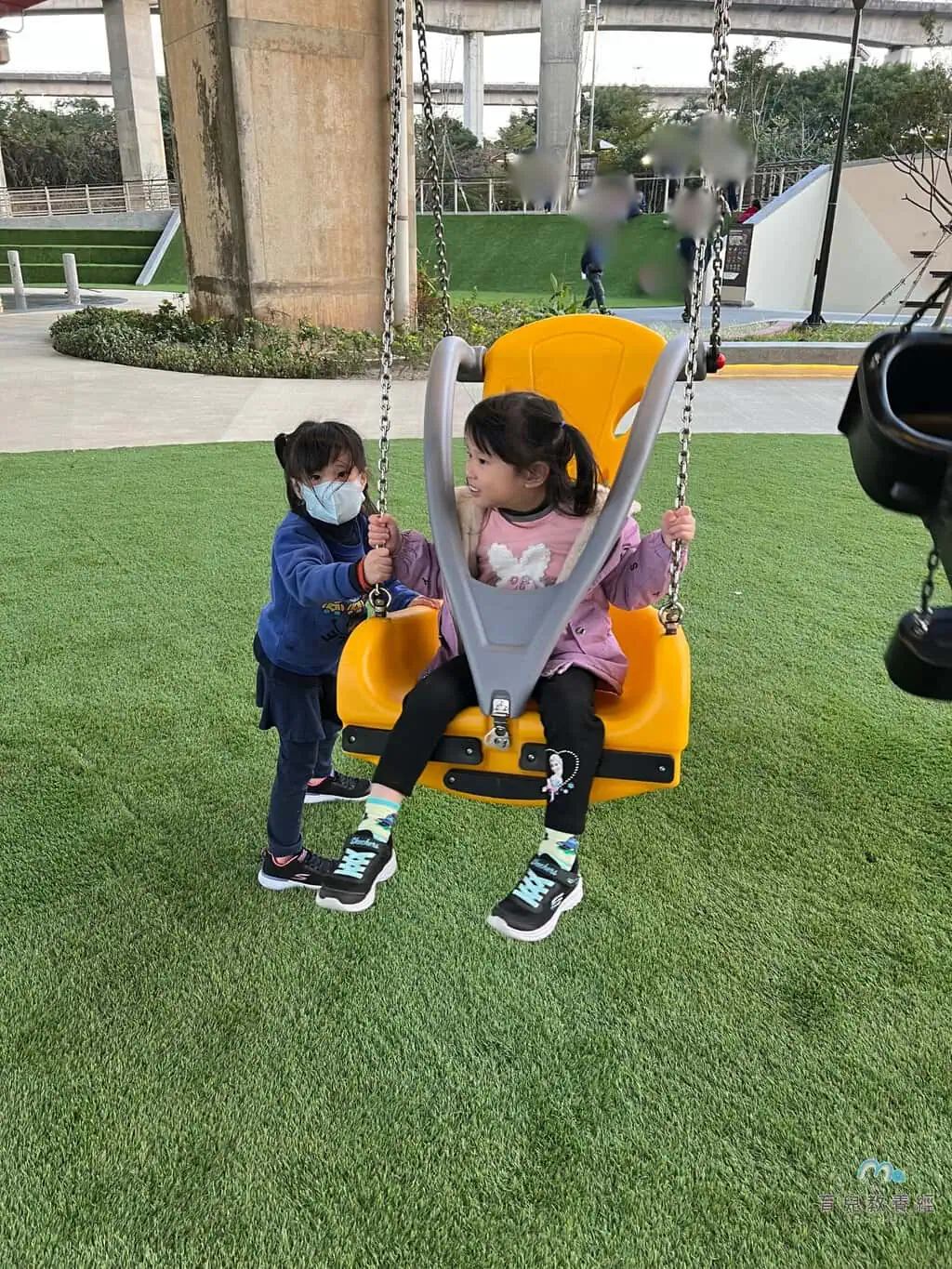 平鎮運動公園 盪鞦韆 平鎮運動公園擺盪遊戲場