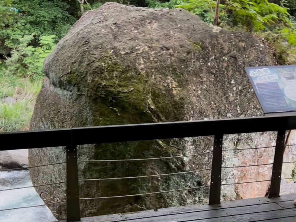 小烏來天空步道 入口附近有一顆巨大的風動石