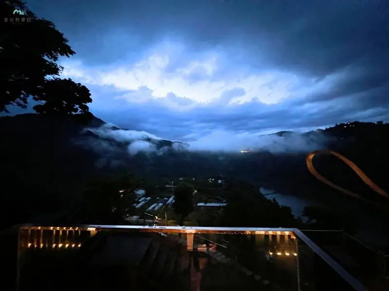 基拉耳山莊 山景四人房 面山落地窗 夜晚下過雨後的天空 (2)