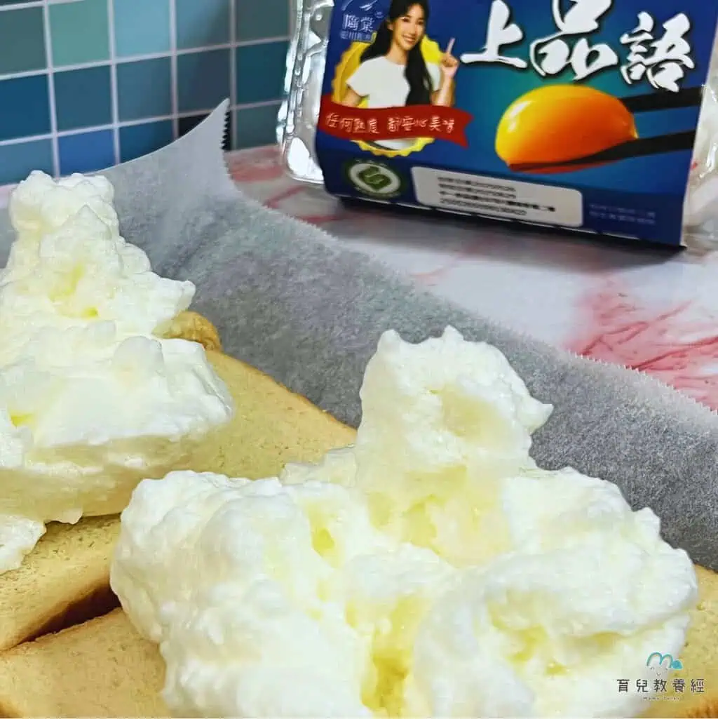 雲朵吐司 將打發的蛋白放到吐司上
